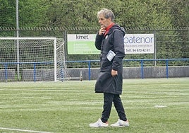 El técnico de los zornotzarras, con gesto pensativo en la sesión de este viernes en Txolon.