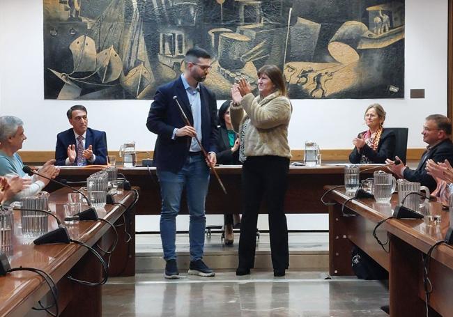 Basabe cede la makila a Álvarez entre los aplausos de la sala de plenos.
