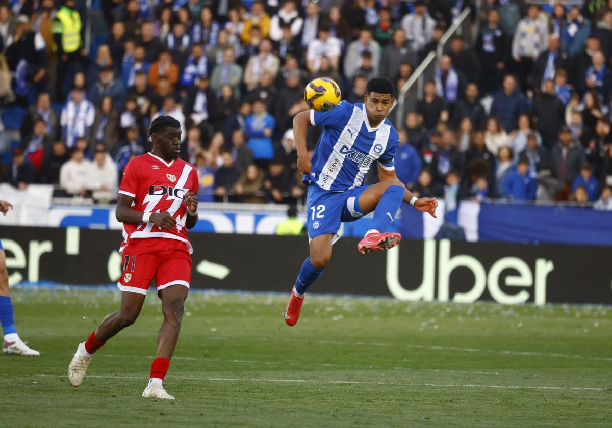 Mouriño entra por el sancionado Tenaglia en el lateral, ocupando Diarra su lugar