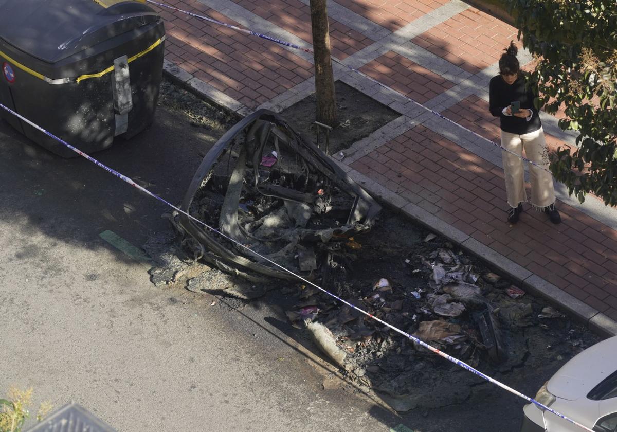 Calcinados dos contenedores en el barrio de Coronación