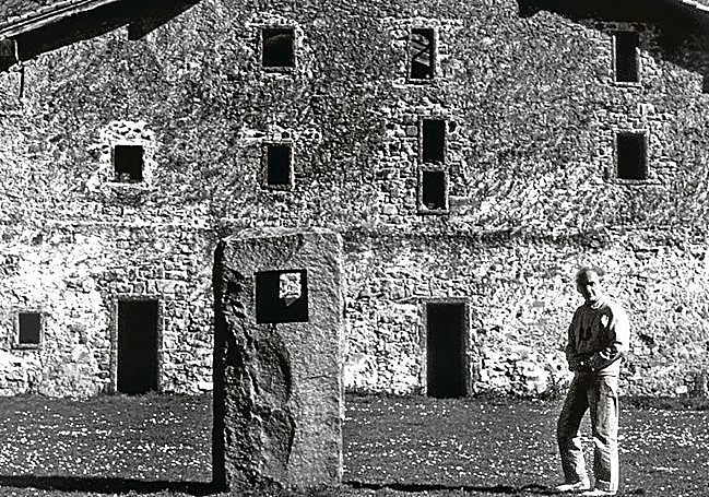 Chillida ante el edificio, aún sin restaurar, fotografiado por Jesús Uriarte.