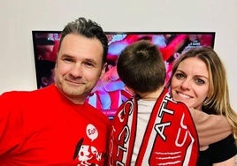 Iñaki López, junto a Andrea Ropero y su hijo Roke, animando al Athletic el año pasado en la Copa.