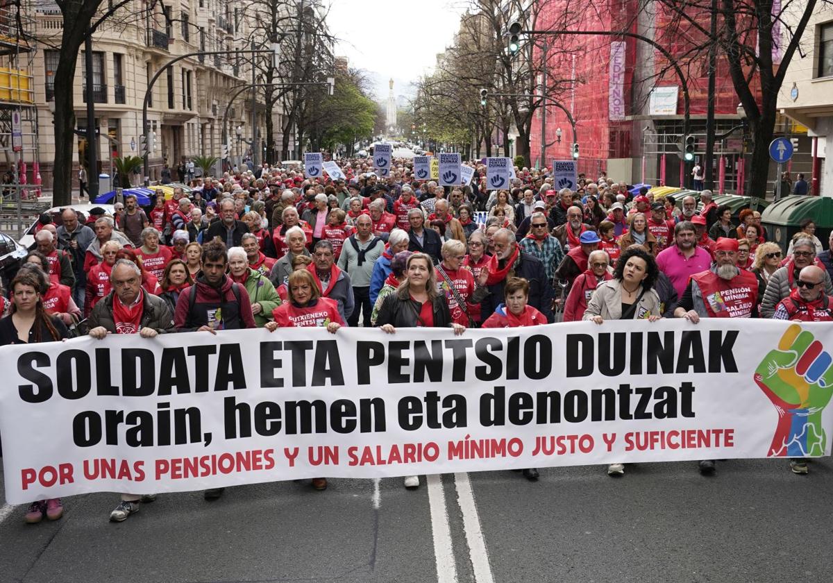 Tres marchas en las capitales vascas piden un complemento a las pensiones más bajas