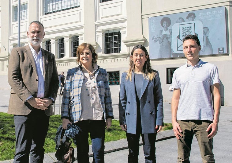 Curro Barrena y Carmen Manrique, de EL CORREO, y Nora Sarasola y Víctor Carramiñana, de BBK, retratados ante el centro sociocultural La Perrera.
