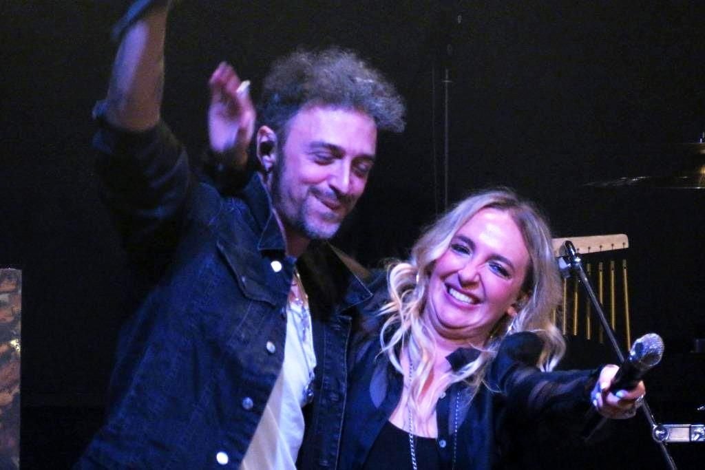 Con Gaby Shinova cantó su nuevo single, 'El juicio'