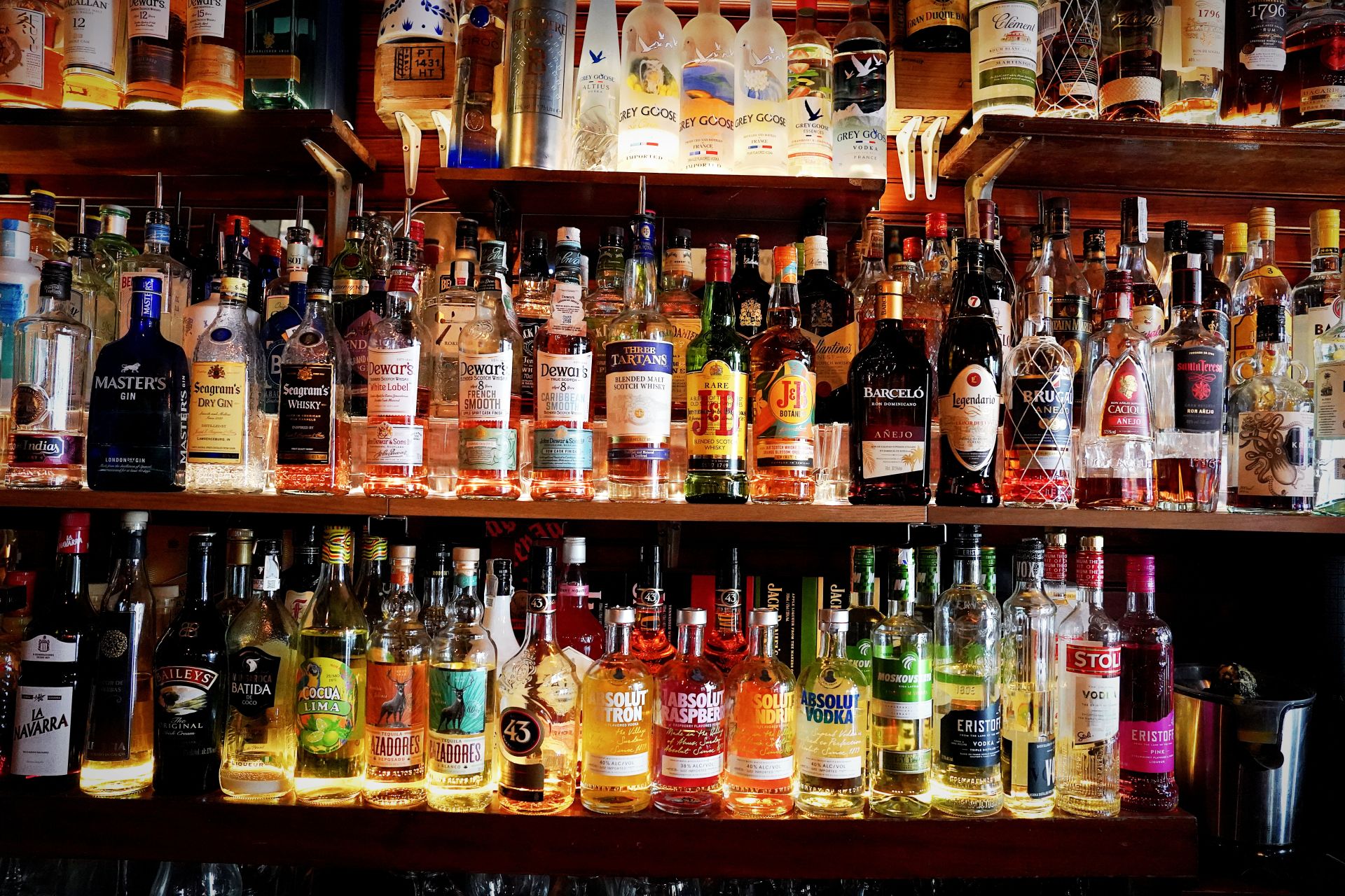 El diminuto pub en Bilbao de Unai y Paul con licor propio y el cóctel 69... más innovador