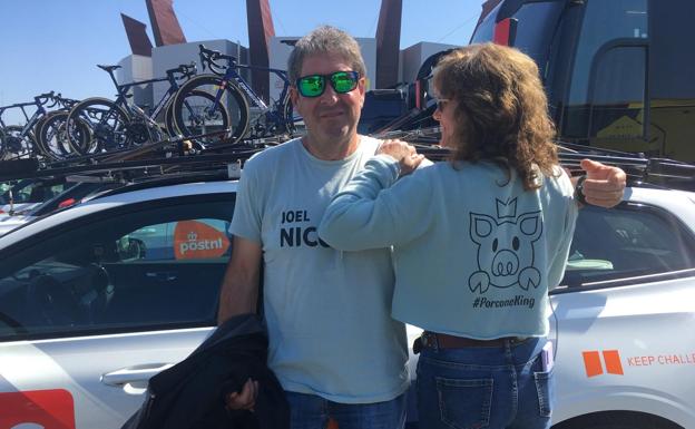 Josep Nicolau y Silvia Beltrán, con camisetas personalizadas de su hijo Joel Nicolau.