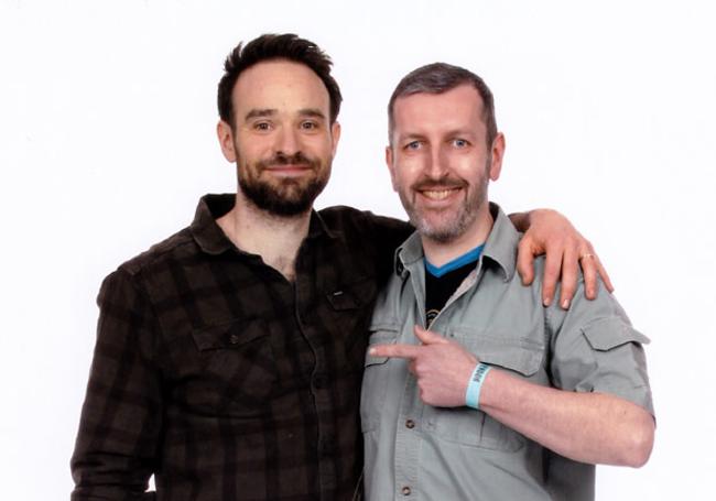 Rob con Charlie Cox, protagonista de las series sobre Daredevil.