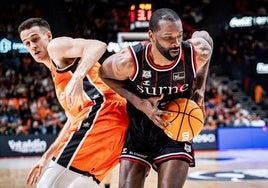Marvin Jones se hace con el balón ante Xabi López-Arostegui, alero vizcaíno del Valencia.
