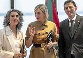 Ibone Bengoetxea, este martes en Lehendakaritza junto a los consejeros María Ubarretxena y Noël D'Anjou.