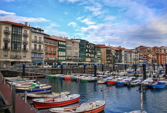 Los bloques que dan al puerto y al casco viejo de Lekeitio concentran numerosos pisos turísticos.