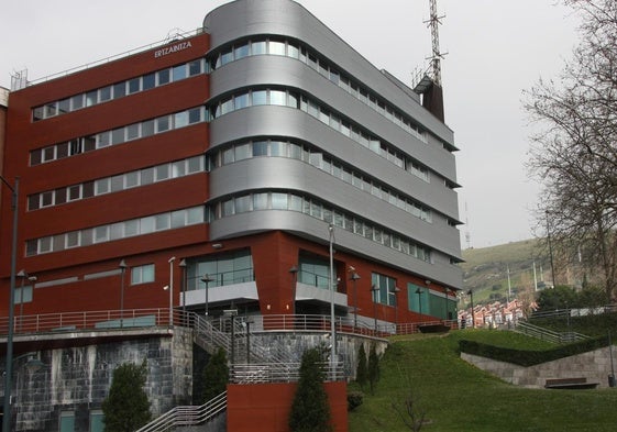 Un hombre con dos identidades y múltiples antecedentes se cuela por un balcón a robar en un piso de Bilbao