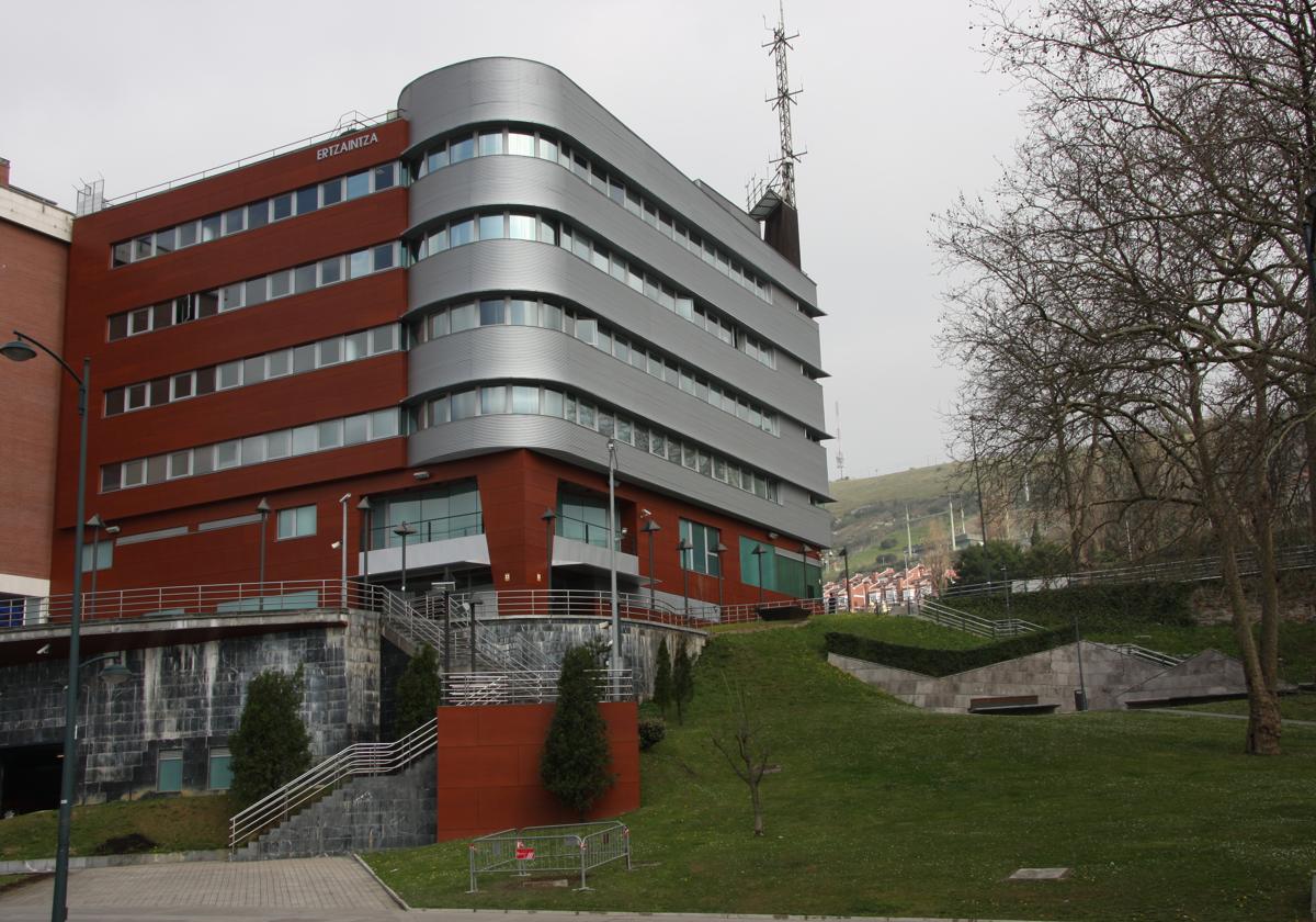 Un hombre con dos identidades y múltiples antecedentes se cuela por un balcón a robar en un piso de Bilbao