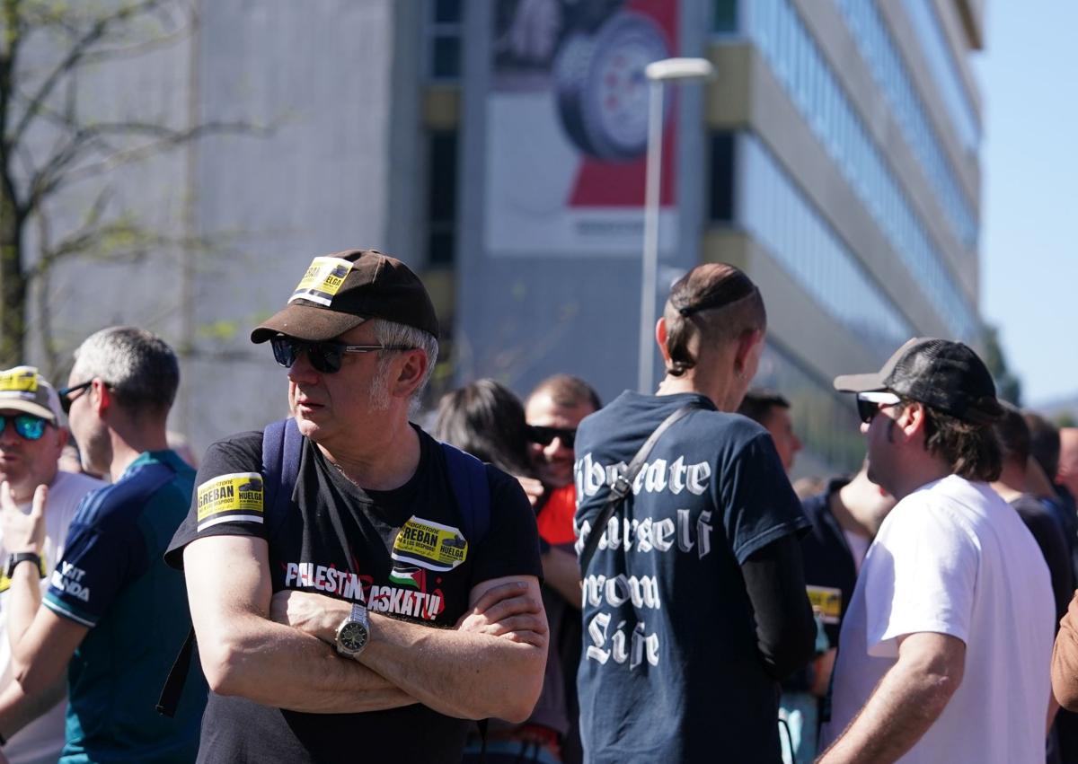 Imagen secundaria 1 - Movilizaciones en Bridgestone Basauri: los trabajadores paran la producción entre llamadas a la «unidad»