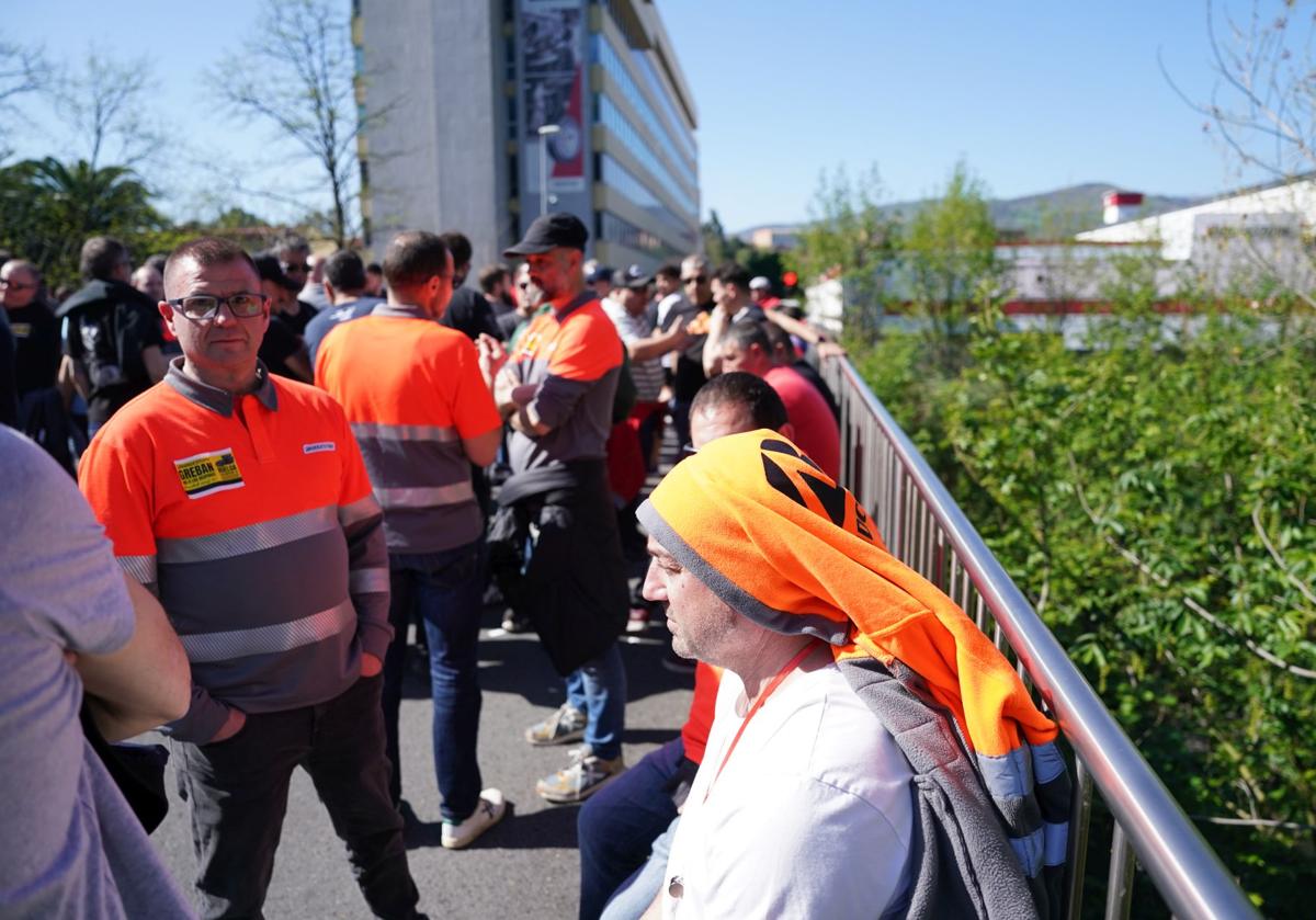 Imagen principal - Movilizaciones en Bridgestone Basauri: los trabajadores paran la producción entre llamadas a la «unidad»