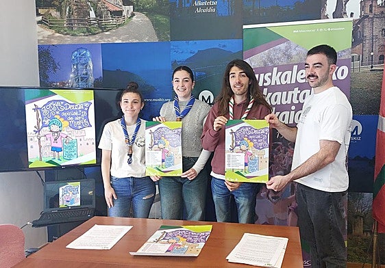 Nahia Muñoz y Haizea Cámara, del grupo eskaut de Muskiz, junto a Mikel Aspano, delegado de la federación vizcaína de eskaut, y Urtzi Alea, concejal de Juventud.