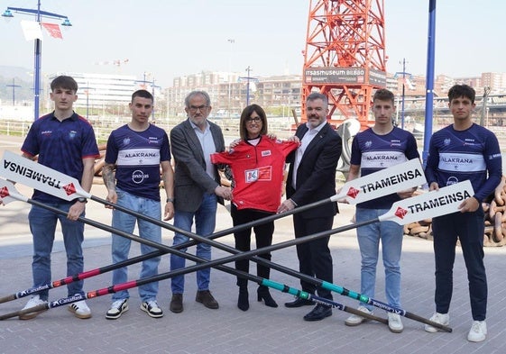 Representantes institucionales con el nuevo maillot de líder de la Eusko Label Liga, junto a los remeros de Urdaibai.