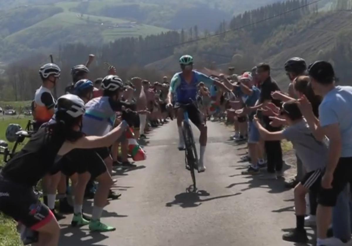 La anécdota de la tercera etapa de la Itzulia: los caballitos de Armirail al coronar el puerto de Gaintza