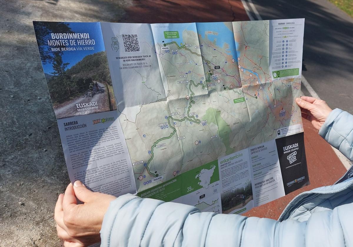 Imagen principal - La ruta dispone de paneles informativos de la historia industrial, así como de la flora y fauna del entorno.
