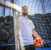 Carlos Vicente posa en una portería de Ibaia con el balón de LaLiga.