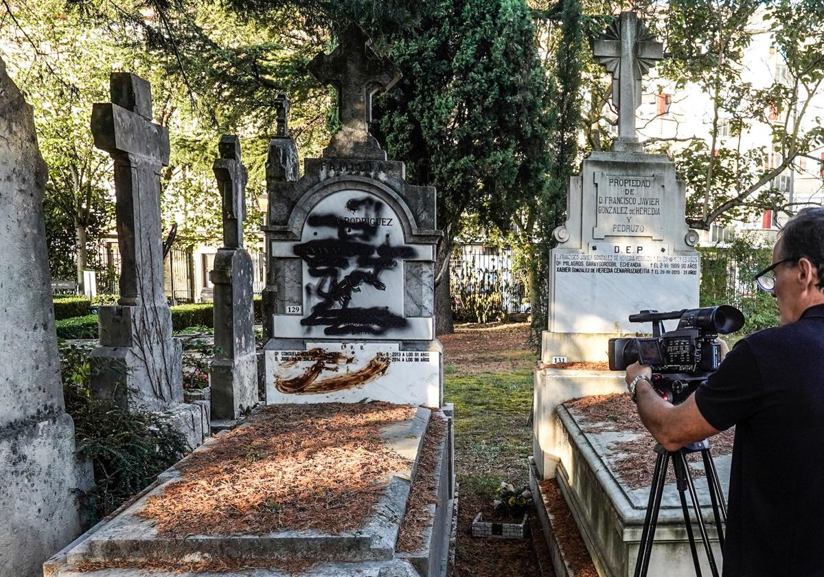 ¿Cómo se debe sancionar a la persona que arrojó excrementos a la tumba de Fernando Buesa?