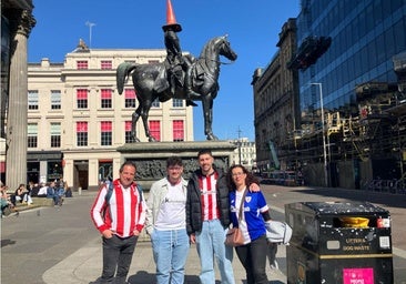 La familia extremeña que ha ido a Glasgow a animar al Athletic sin entradas
