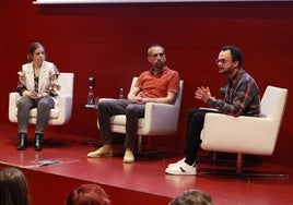 Andrea Castro, técnica de Educación; Unai Larreategi, alcalde; y Carlos Canga, enfermero en Soraluze.