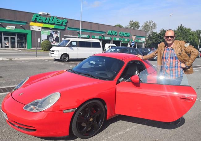 Txema era un apasionado de todo lo que tuviera que ver con Ferrari pero estaba orgulloso de su Porsche rojo.