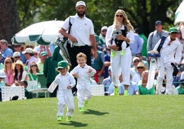Los pequeños Eneko y Kepa, Jon Rahm y Kelley Cahill, que sostiene a Alaia.