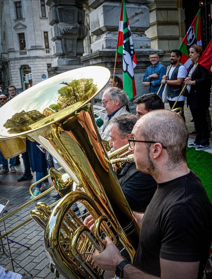 Las imágenes de la concentración de la BOS frente al Palacio Foral