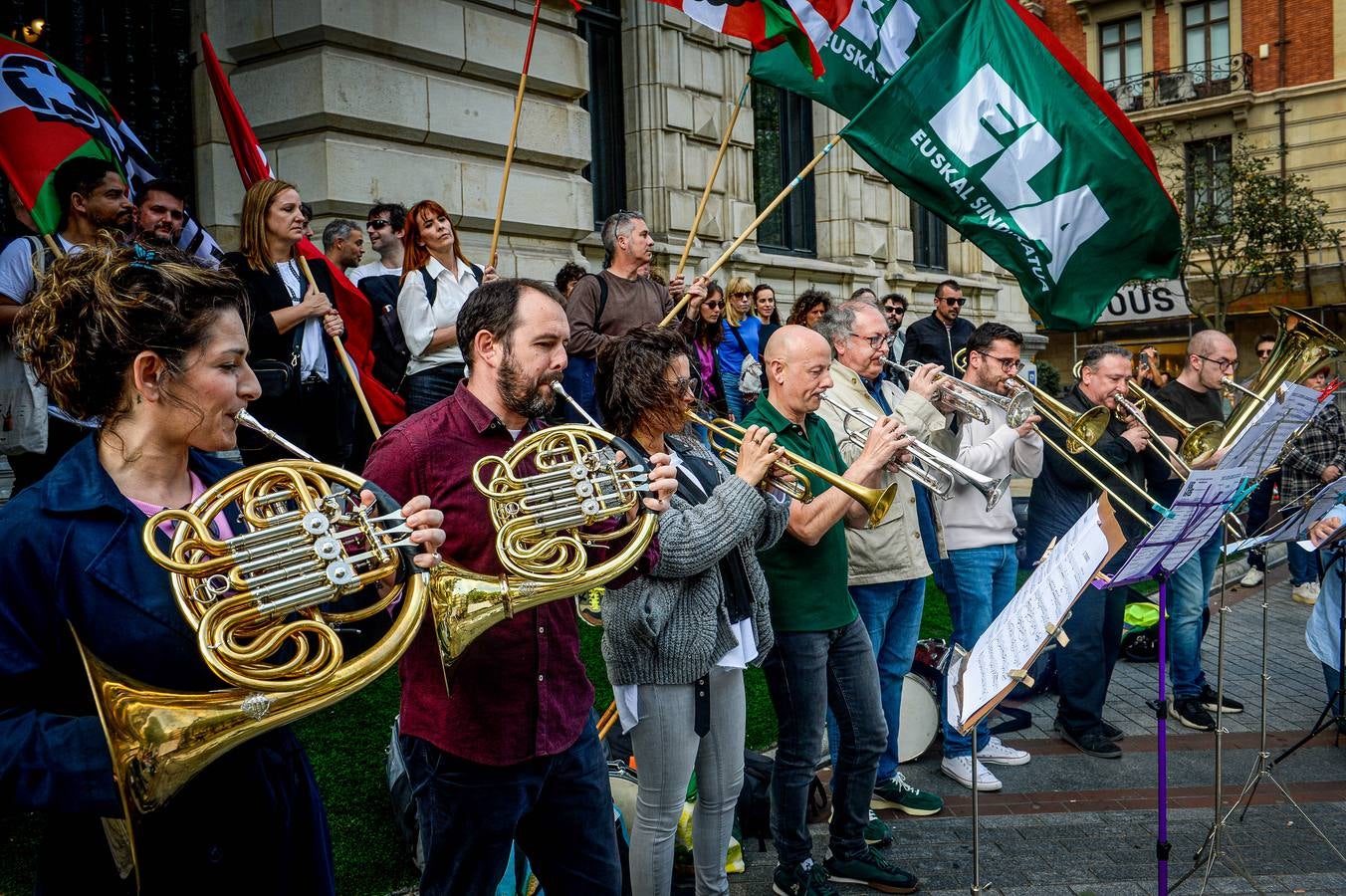 Las imágenes de la concentración de la BOS frente al Palacio Foral