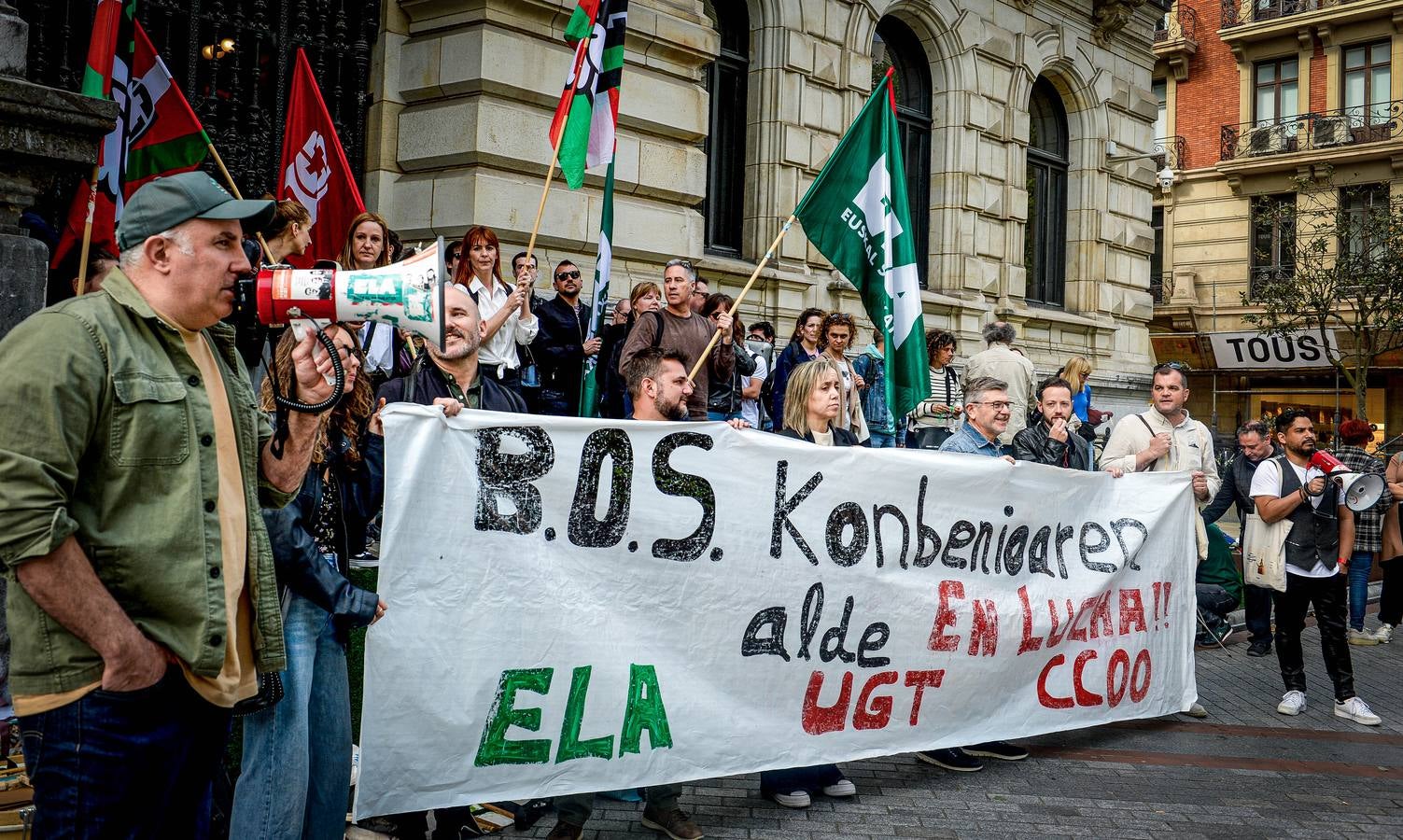 Las imágenes de la concentración de la BOS frente al Palacio Foral