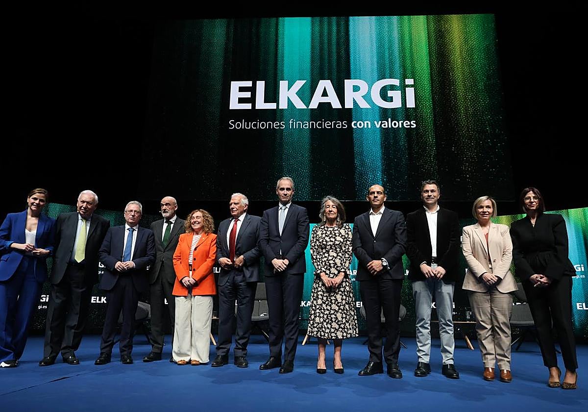 Foto de familia de todos los participantes en la jornada de ayer, en la que destacó la presencia de Josep Borrell, exjefe de la diplomacia europea.