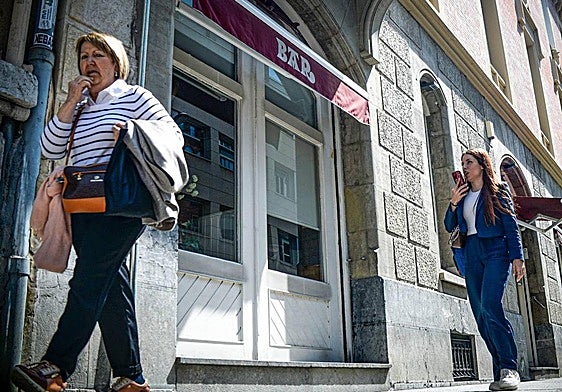 Una joven pasea junto al Kirol, que bajará la persiana el próximo miércoles.