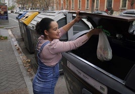 Una vecina de Vitoria utiliza uno de los contenedores marrones con chip.