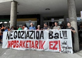 Vista de la concentración organizada este viernes en Basauri.