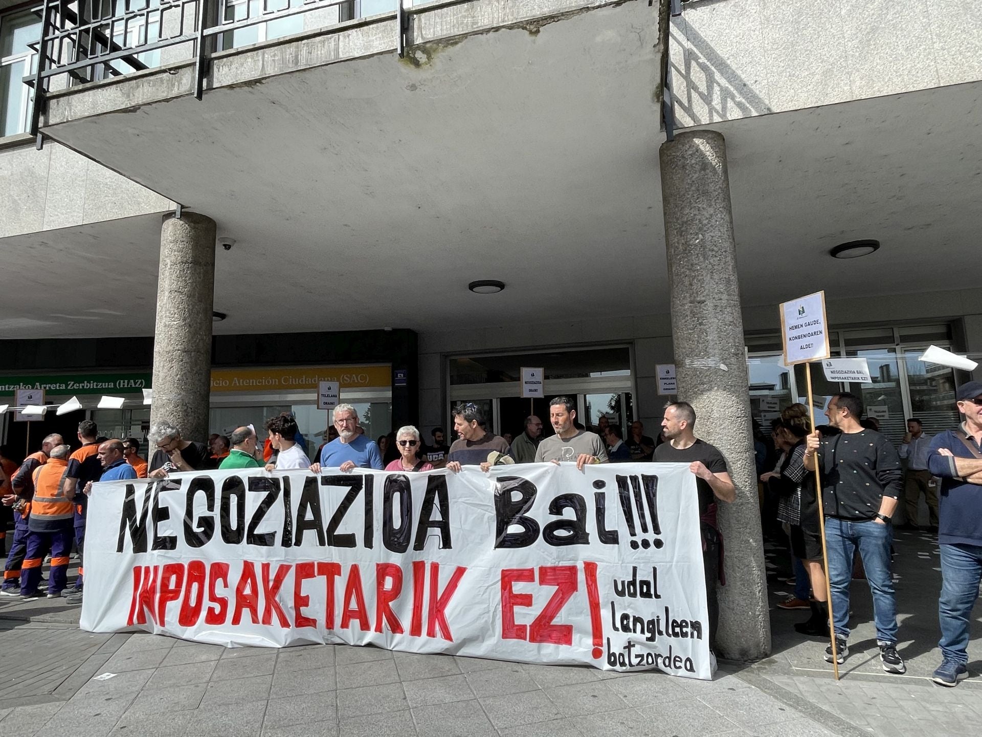 Prosiguen las protestas de los trabajadores municipales de Basauri