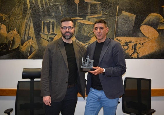 El alcalde, Gorka Álvarez, recibe al deportista Yeray Hernández.