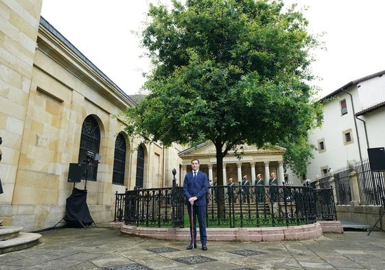 Imagen del árbol de Gernika, en la Casa de Juntas, durante la toma de posesión de Imanol Pradales como lehendakari.
