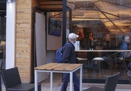 Los responsables del bar asaltado abrieron con un tablón de conglomerado colocado en la puerta.