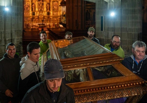 Hermanos de la Escuela de Cristo de Laguardia sacan el sepulcro de la iglesia de Santa María para llevarlo a la de SanJuan, traslado que realizaron ayer por la mañana.