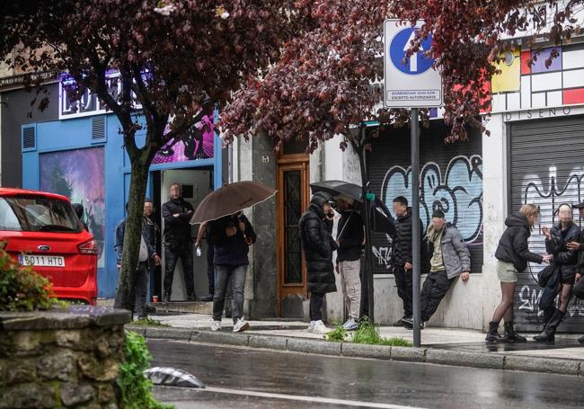 Varias personas en el exterior del local tras el altercado.
