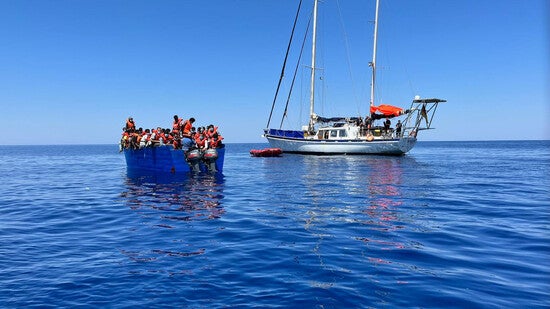 El barco de salvamento vasco 'Aita Mari' rescata a 233 personas a la deriva en el Mediterráneo en una semana