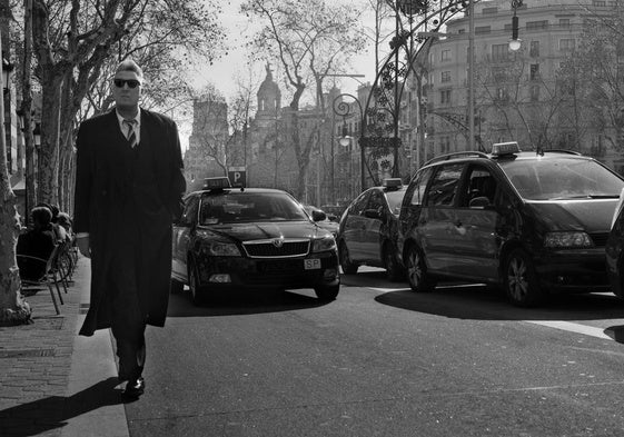 Loquillo camina por una avenida de Barcelona, sobre cuyo presente y pasado reflexiona en 'Paseo de gracia'.