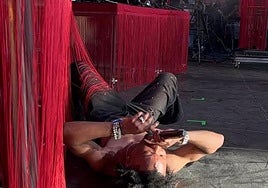 La espectacular caída del cantante d4dv en el escenario de Coachella: «Ritual de humillación, completado»