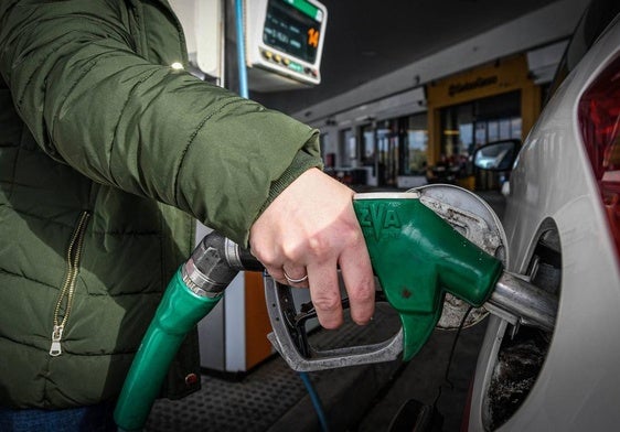 Un usuario reposta en una gasolinera de Getxo.
