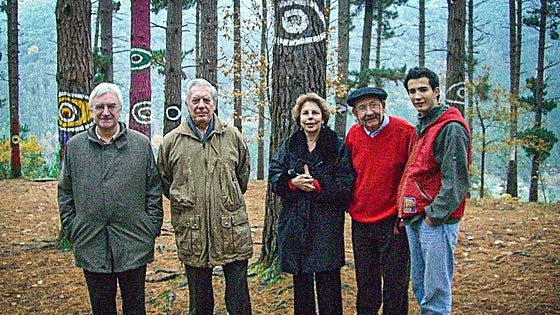 Una «entrañable» visita al Bosque de Oma con resbalón por el barro incluido