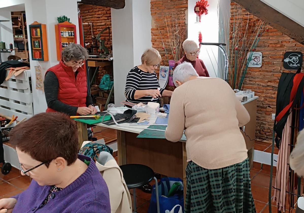 Comercios que ofrecen talleres artesanales: así sobreviven los negocios del Casco Viejo de Bilbao