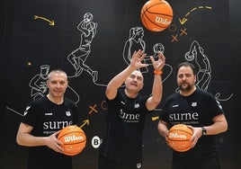 Los técnicos del Surne se divierten con un balón.