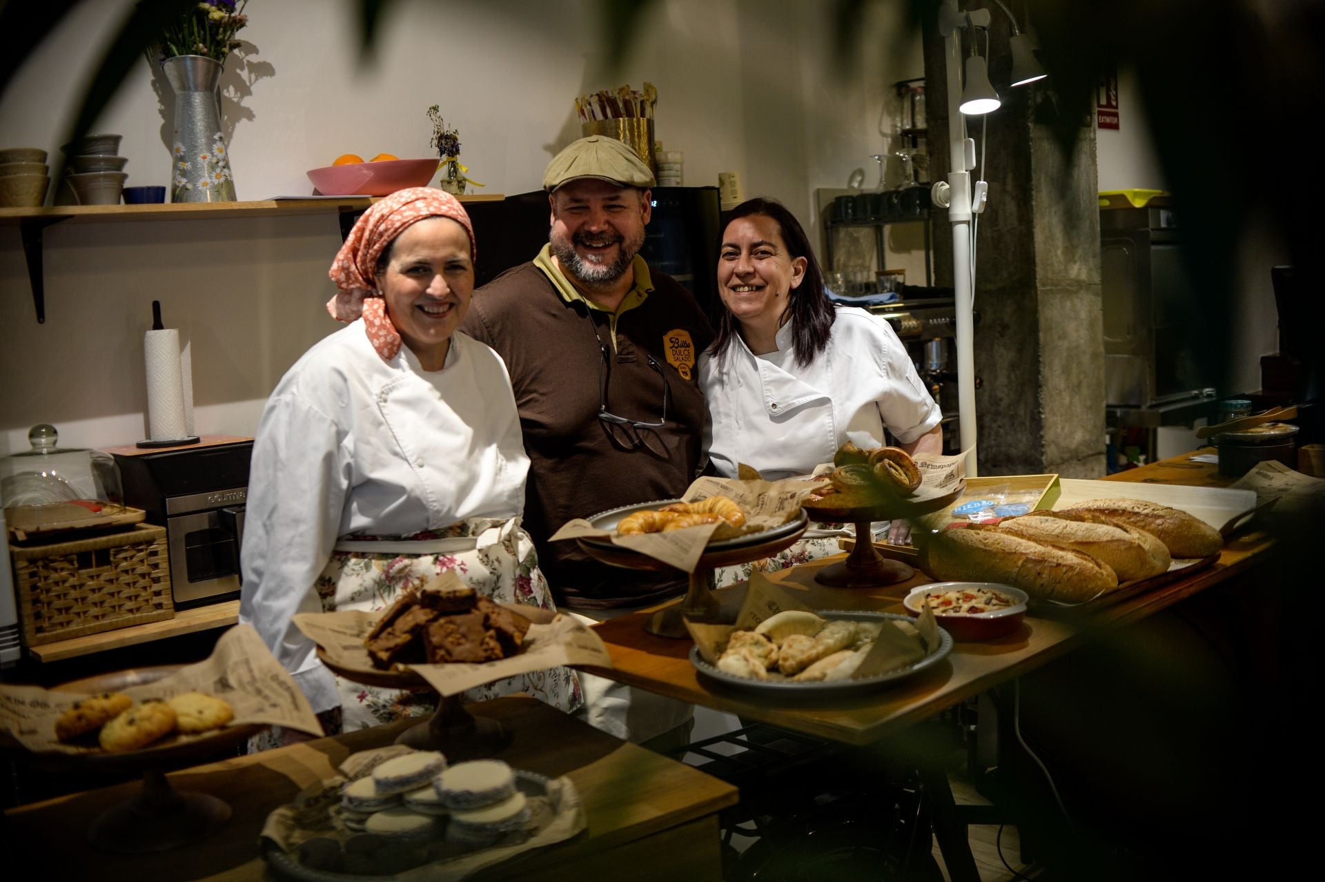 María y Luis, la pareja conocida por sus dulces caseros abre una cafetería en Bilbao con desayunos, meriendas y hasta plato del día
